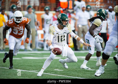 Austin, TX, Stati Uniti d'America. Xiii oct, 2018. Baylor Bears Quarterback Charlie Brewer #12 in azione durante il NCAA Football gioco tra Texas a Darrell K. Royal Stadium di Austin, TX. Mario Cantu/CSM/Alamy Live News Foto Stock