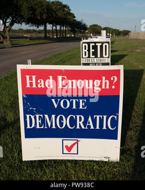 Missouri City, Texas - 13 Ottobre 2018: voto democratico e Beto O'Rourke elezione segni sono visibili in molte aree residenziali in Texas. Credito: michelmond/Alamy Live News Foto Stock