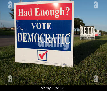 Missouri City, Texas - 13 Ottobre 2018: voto democratico e Beto O'Rourke elezione segni sono visibili in molte aree residenziali in Texas. Credito: michelmond/Alamy Live News Foto Stock