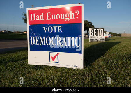 Missouri City, Texas - 13 Ottobre 2018: voto democratico e Beto O'Rourke elezione segni sono visibili in molte aree residenziali in Texas. Credito: michelmond/Alamy Live News Foto Stock