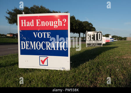 Missouri City, Texas - 13 Ottobre 2018: voto democratico e Beto O'Rourke elezione segni sono visibili in molte aree residenziali in Texas. Credito: michelmond/Alamy Live News Foto Stock