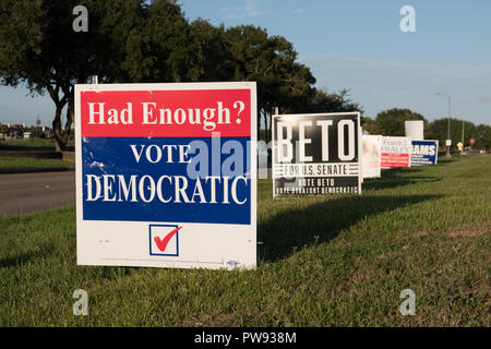 Missouri City, Texas - 13 Ottobre 2018: voto democratico e Beto O'Rourke elezione segni sono visibili in molte aree residenziali in Texas. Credito: michelmond/Alamy Live News Foto Stock