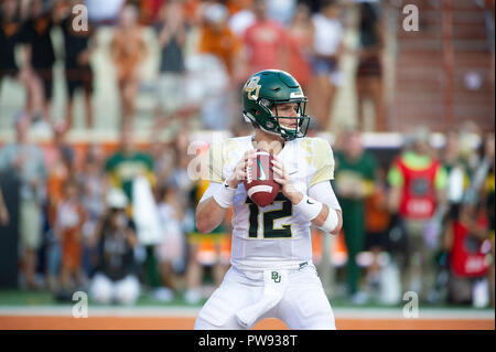 Austin, TX, Stati Uniti d'America. Xiii oct, 2018. Baylor Bears Quarterback Charlie Brewer #12 in azione durante il NCAA Football gioco tra Texas a Darrell K. Royal Stadium di Austin, TX. Mario Cantu/CSM/Alamy Live News Foto Stock