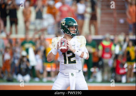 Austin, TX, Stati Uniti d'America. Xiii oct, 2018. Baylor Bears Quarterback Charlie Brewer #12 in azione durante il NCAA Football gioco tra Texas a Darrell K. Royal Stadium di Austin, TX. Mario Cantu/CSM/Alamy Live News Foto Stock