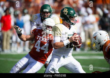 Austin, TX, Stati Uniti d'America. Xiii oct, 2018. Baylor Bears Quarterback Charlie Brewer #12 in azione durante il NCAA Football gioco tra Texas a Darrell K. Royal Stadium di Austin, TX. Mario Cantu/CSM/Alamy Live News Foto Stock