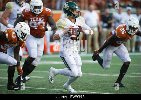 Austin, TX, Stati Uniti d'America. Xiii oct, 2018. Baylor Bears Quarterback Charlie Brewer #12 in azione durante il NCAA Football gioco tra Texas a Darrell K. Royal Stadium di Austin, TX. Mario Cantu/CSM/Alamy Live News Foto Stock