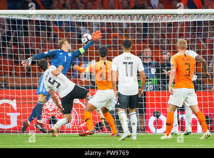 Amsterdam, Paesi Bassi. Ottobre 13, 2018 Virgilio VAN DIJK, NL 4 shoot obiettivo per 1-0 contro Manuel NEUER, DFB 1 portieri, Mats HUMMELS, DFB 5 Emre può, 11 DFB PAESI BASSI - GERMANIA 3-0 Nazioni Football League, stagione 2018/2019, Amsterdam, Paesi Bassi, 13 ottobre 2018. © Peter Schatz / Alamy Live News Foto Stock