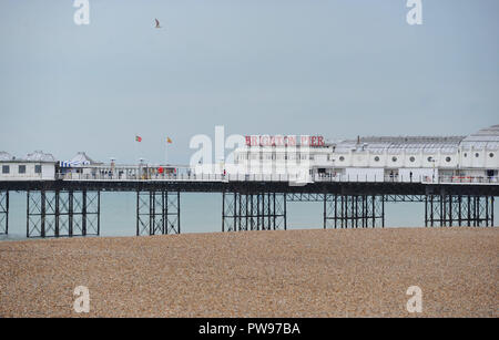 Brighton Regno Unito 14 ottobre 2018 - la spiaggia di Brighton è molto tranquilla in un cupo giorno lungo la costa del sud con previsioni di pioggia per la maggior parte delle parti della Gran Bretagna oggi Credito: Simon Dack/Alamy Live News Foto Stock