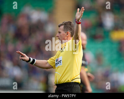 Northampton, Regno Unito. 13 ottobre 2018. Arbitro Nigel Owens durante la European Rugby Challenge Cup match tra Northampton santi e ASM Clermont Auvergne. Andrew Taylor/Alamy Live News Foto Stock