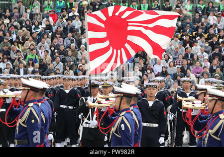 Asaka, Giappone. Xiv oct, 2018. I membri dell'onore guardie marzo prima di marinai holding Giappone della bandiera navale durante l'annuale rassegna militare a terra Self Defence Force Asaka allenamento, suburbana Tokyo domenica 14 ottobre, 2018. 4.000 personels militare, 260 veicoli militari e 40 velivoli hanno partecipato alla parata. Credito: Yoshio Tsunoda/AFLO/Alamy Live News Foto Stock