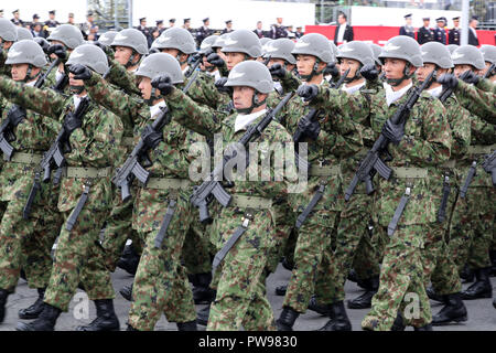 Asaka, Giappone. Xiv oct, 2018. Membri delle truppe aviotrasportate marzo durante l'annuale rassegna militare a terra Self Defence Force Asaka allenamento, suburbana Tokyo domenica 14 ottobre, 2018. 4.000 personels militare, 260 veicoli militari e 40 velivoli hanno partecipato alla parata. Credito: Yoshio Tsunoda/AFLO/Alamy Live News Foto Stock