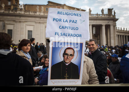 Città del Vaticano il Vaticano. 14 ottobre, 2018. Papa Francesco conduce una cerimonia di canonizzazione in Piazza San Pietro. Francesco Papa canonizza due delle più importanti e ha contestato le cifre del XX secolo la chiesa cattolica, dichiarando il Papa Paolo VI e il martire di Salvadoran l Arcivescovo Oscar Romero come modelli di santità per i fedeli di oggi. Credito: Giuseppe Ciccia/Alamy Live News Foto Stock