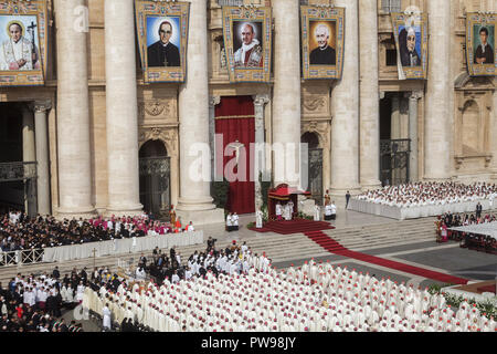 Città del Vaticano il Vaticano. 14 ottobre, 2018. Papa Francesco conduce una cerimonia di canonizzazione in Piazza San Pietro. Francesco Papa canonizza due delle più importanti e ha contestato le cifre del XX secolo la chiesa cattolica, dichiarando il Papa Paolo VI e il martire di Salvadoran l Arcivescovo Oscar Romero come modelli di santità per i fedeli di oggi. Credito: Giuseppe Ciccia/Alamy Live News Foto Stock