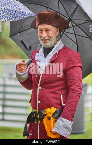 Southwick, UK. Il 14 ottobre 2018. Ombrelloni ovunque in un giorno di gran pioggia a Southwick, East Midlands, Inghilterra, 14 ottobre 2018, per il 2018 world conker Championships. Credito: Michael Foley/Alamy Live News Foto Stock