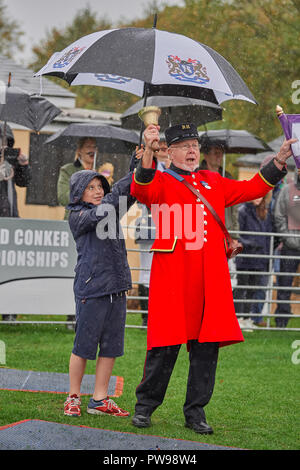 Southwick, UK. Il 14 ottobre 2018. Ombrelloni ovunque in un giorno di gran pioggia a Southwick, East Midlands, Inghilterra, 14 ottobre 2018, per il 2018 world conker Championships. Credito: Michael Foley/Alamy Live News Foto Stock