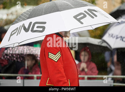 Southwick, UK. Il 14 ottobre 2018. Ombrelloni ovunque in un giorno di gran pioggia a Southwick, East Midlands, Inghilterra, 14 ottobre 2018, per il 2018 world conker Championships. Credito: Michael Foley/Alamy Live News Foto Stock