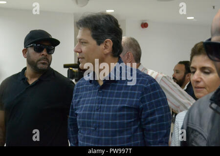 São Paulo, Brasile. Il 14 ottobre 2018. Il candidato alla presidenza della Repubblica Fernando Haddad (PT) arriva questa mattina (14) presso l'Hotel Nobile, zona centrale di São Paulo (SP). (Foto: Caio Rocha/Fotoarena) Credito: Foto Arena LTDA/Alamy Live News Foto Stock