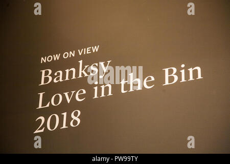 Londra REGNO UNITO. Il 14 ottobre 2018. Banksy è "l'amore in bin' è a vista del pubblico presso Sothebys in New Bond Street Londra da ottobre 13-14. Il disegno che è stato precedentemente noto come "La ragazza con un ballon' è stata sminuzzata momenti dopo l'offerta vincente e il martello cadde in asta e thad stato venduto ad un acquirente estero per £ 1 milioni su 5 Ottobre Credito: amer ghazzal/Alamy Live News Credito: amer ghazzal/Alamy Live News Foto Stock