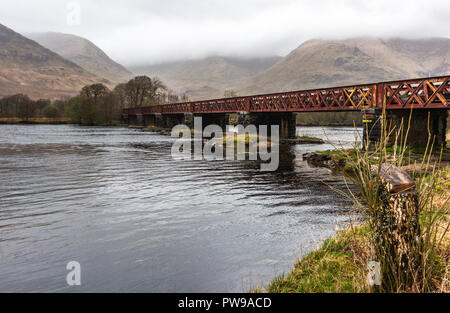Ponte ferroviario nei pressi di Kilchurn Castle rovina lungo il Loch Awe, Argyll and Bute, Scotland, Regno Unito Foto Stock