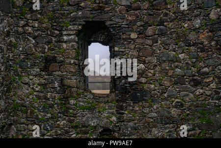 Vista attraverso le finestre da Kilchurn Castle rovina lungo il Loch Awe, Argyll and Bute, Scotland, Regno Unito Foto Stock