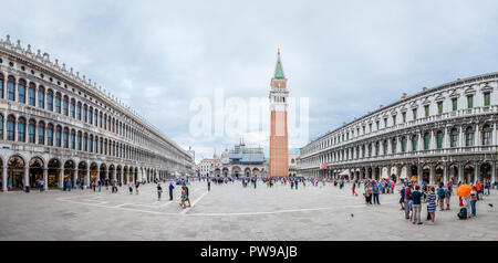 Venezia, Italia - 16 Giugno 2014: Super grandangolo vista panoramica di Piazza San Marco o Piazza San Marco che è il più grande e la più importante piazza ho Foto Stock