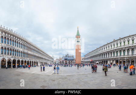 Venezia, Italia - 16 Giugno 2014: Super grandangolo vista panoramica di Piazza San Marco o Piazza San Marco che è il più grande e la più importante piazza ho Foto Stock