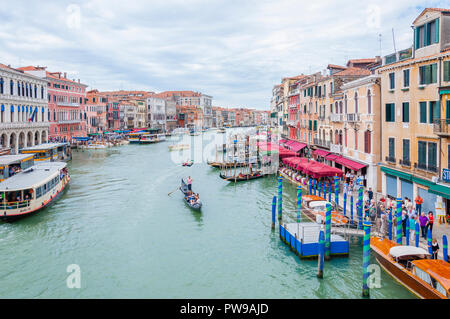 Venezia, Italia - 16 Giugno 2014: la vista sul Canal Grande stile di vita diurna dal Ponte di Rialto. Il Ponte di Rialto è uno dei quattro ponti che attraversano il Foto Stock