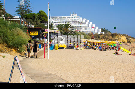 28 settembre 2018 una vista lungo Oura Praia spiaggia di Albuferia Portogallo su Algarve con le sue scogliere lettini per prendere il sole e sabbia Foto Stock