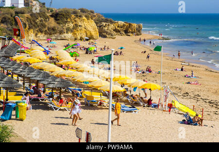 28 settembre 2018 una vista lungo Oura Praia spiaggia di Albuferia Portogallo su Algarve con le sue scogliere lettini per prendere il sole e sabbia Foto Stock