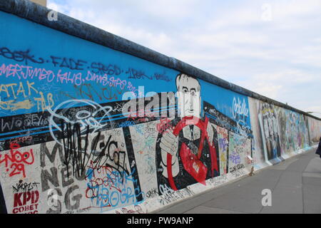 Mikhail Gorbachev dipinto di Georg Lutz Rauschebart coperto di graffiti, la East Side Gallery, il muro di Berlino (Berliner Mauer), Germania Foto Stock