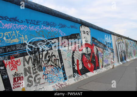 Mikhail Gorbachev dipinto di Georg Lutz Rauschebart coperto di graffiti, la East Side Gallery, il muro di Berlino (Berliner Mauer), Germania Foto Stock