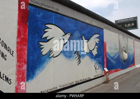 Angolazione laterale vista di qualcosa di aprire da Rosemarie Schinzler - East Side Gallery, il muro di Berlino, Germania Foto Stock