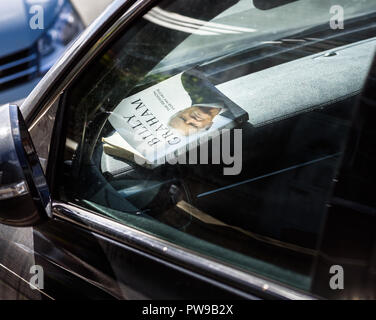 Il Billy Graham libro 'La ragione della mia speranza' sinistra nel cruscotto di un'auto. Foto Stock