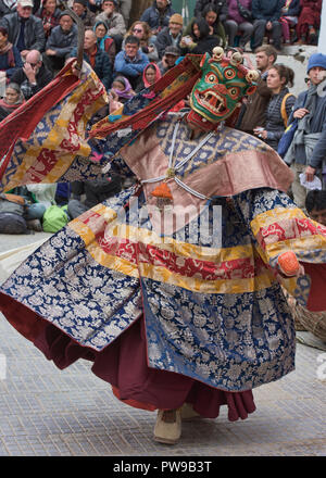 Monaco mascherato effettuando in corrispondenza di un tradizionale cham danza, Leh, Ladakh, India Foto Stock