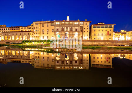 Fiume Arno waterfront sera riflessioni in Firenze, Regione Toscana Italia Foto Stock