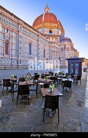 Cafe sotto il Duomo sulla piazza di Firenze, storica pietra miliare in Toscana refion d'Italia Foto Stock