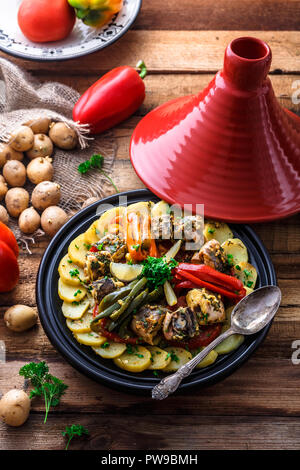 Marocchina tajine di pesce con chermoula, peperoni rossi e patate. Foto Stock