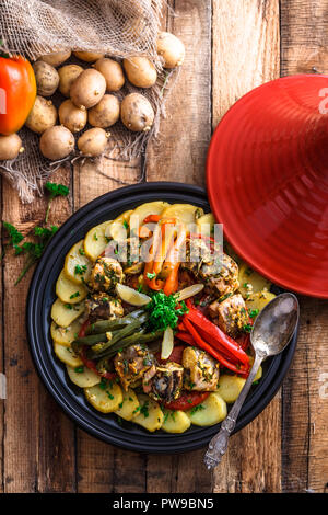 Chermoula tajine di pesce con peperoni, cucina marocchina Foto Stock