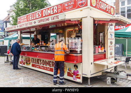 High Wycombe, Inghilterra - 2 Giugno 2018: Ellies Diner mobile carrello alimentari. Il ristorante serve piatti fast food e bevande Foto Stock