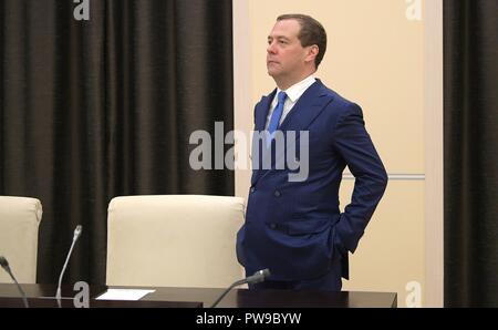 Primo Ministro russo Dmitry Medvedev prima di una riunione dei membri permanenti del Consiglio di sicurezza presieduto dal Presidente Vladimir Putin a presidenti residence in Novo-Ogaryovo Ottobre 12, 2018 al di fuori Mosca, Russia. Foto Stock