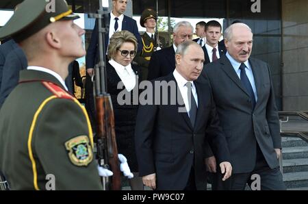 Il presidente russo Vladimir Putin, sinistra, passeggiate il Presidente bielorusso Alexander Lukashenko durante il quinto Forum di russo e regioni bielorusse Ottobre 12, 2018 in Mogilev, Bielorussia. Foto Stock