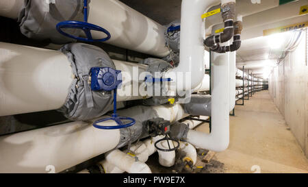 Isolamento rinforzato vapore e tubazioni di acqua in una struttura commerciale Foto Stock