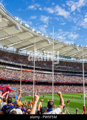 West Coast Eagles Football Club e Melbourne demoni ventole di membri e sostenitori di Optus Stadium 2018 AFL finale preliminare Perth Western Australia. Foto Stock