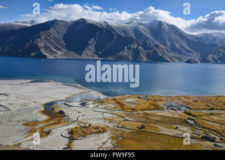 Villaggio Meerak e lago Pangong nel colore di autunno, Ladakh, India Foto Stock