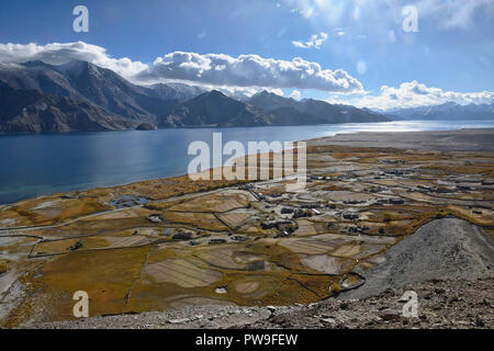 Villaggio Meerak e lago Pangong nel colore di autunno, Ladakh, India Foto Stock