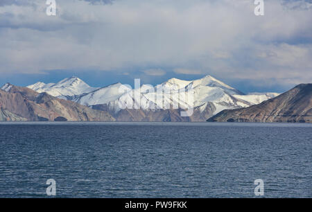 Vette innevate sopra bellissimo lago Pangong, il gioiello del Ladakh, India Foto Stock