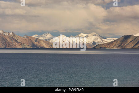 Vette innevate sopra bellissimo lago Pangong, il gioiello del Ladakh, India Foto Stock