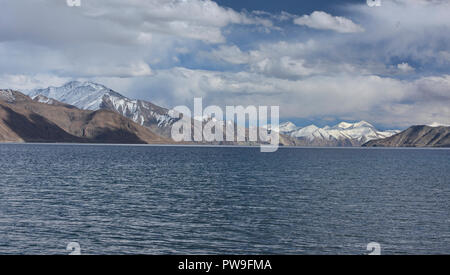 Vette innevate sopra bellissimo lago Pangong, il gioiello del Ladakh, India Foto Stock