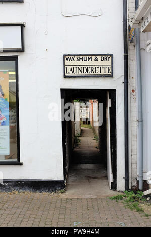 Sutton sul mare, Lincolnsire, UK. Ottobre 03, 2018. Una lavanderia a gettoni con un nome intelligente giù un piccolo vicolo off High street a Sutton sul mare in Lincolnshir Foto Stock