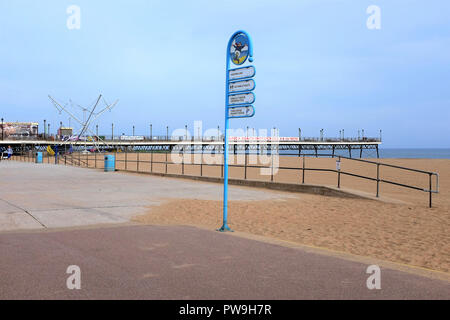 Skegness, Lincolnshire, Regno Unito. Ottobre 05, 2018. Una informazione municipale di firmare con il molo in background sul lungomare a Skegness in Lincolnshi Foto Stock